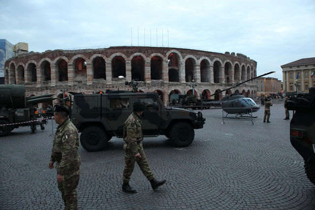 Concorsi per militari: esclusione legittima se si ha un carico penale pendente