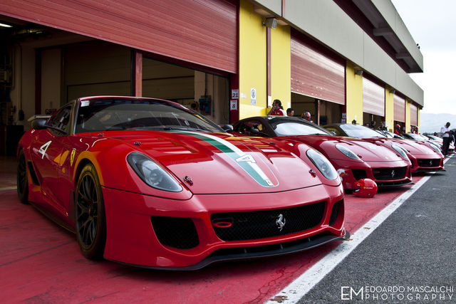 Ottawa: un corteo di Ferrari a 