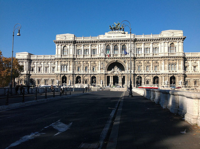 Sopraelevazione di edificio priva di permesso di costruire: é opera precaria?