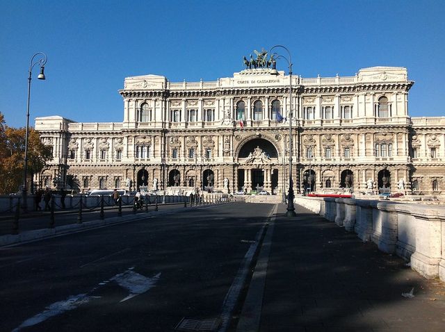 Abusi edilizi: la prescrizione del reato travolge anche l'ordine di demolizione